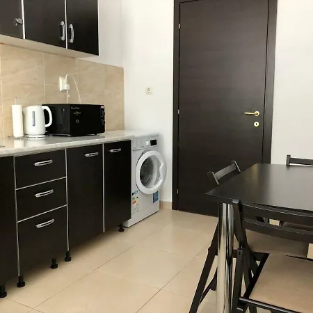 Dyana Red Summerland Apartment *