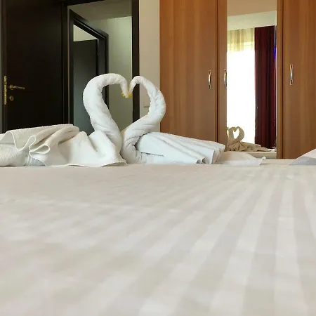 Dyana Red Summerland Apartment Mamaia