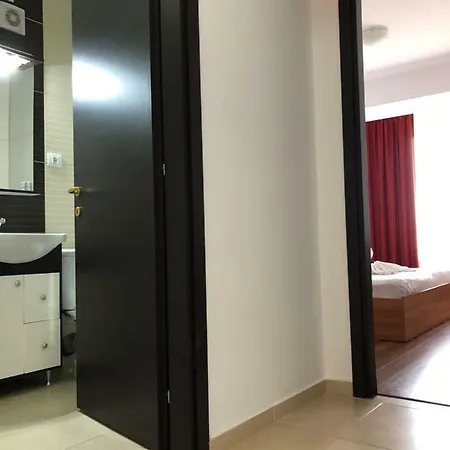 Dyana Red Summerland Apartment Mamaia